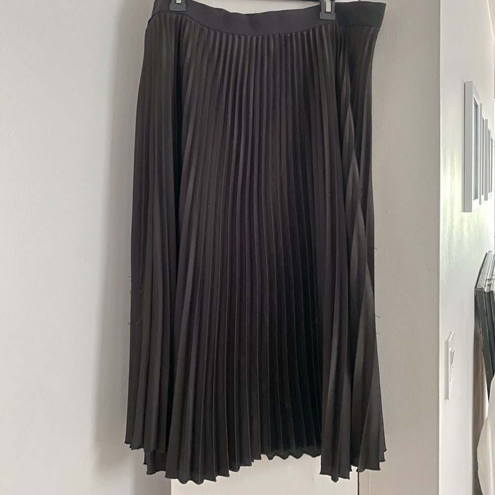 H&M pleated skirt elastic waist